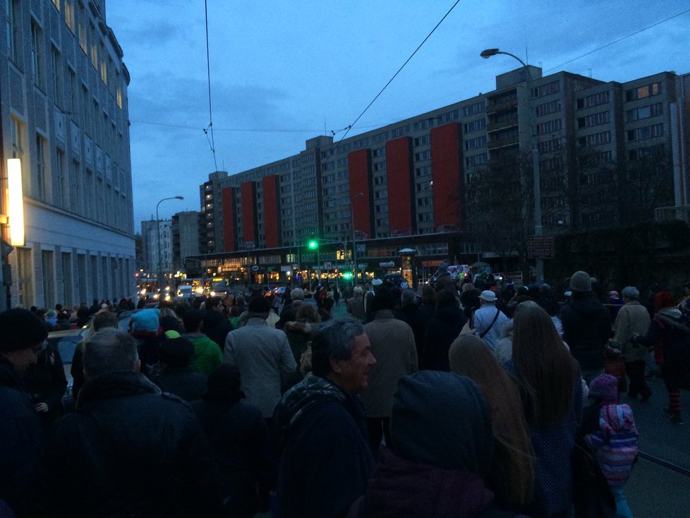 Stovky nejrůznějších masek prošly pražským Žižkovem. Na radnici je čekaly jitrnice.