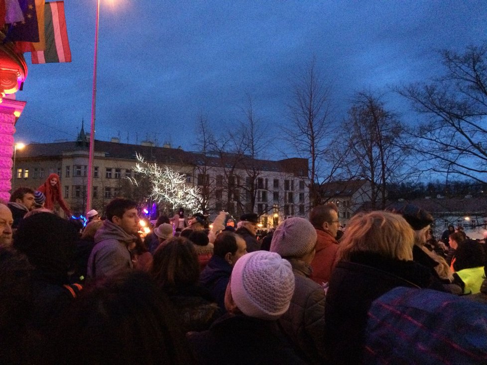 Stovky nejrůznějších masek prošly pražským Žižkovem. Na radnici je čekaly jitrnice.