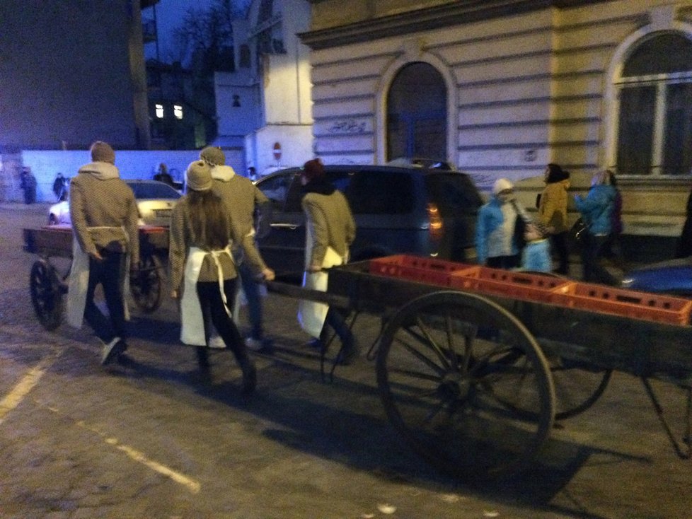 Stovky nejrůznějších masek prošly pražským Žižkovem. Na radnici je čekaly jitrnice.