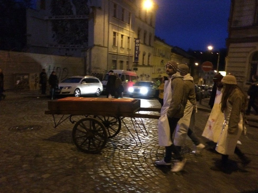 Stovky nejrůznějších masek prošly pražským Žižkovem. Na radnici je čekaly jitrnice.