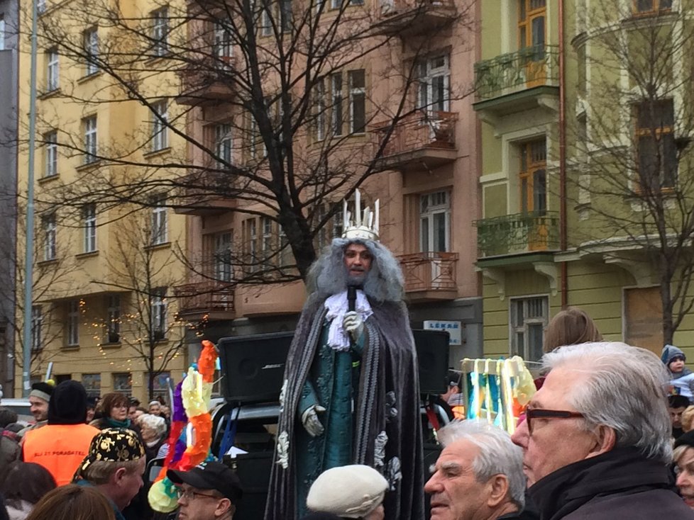 Stovky nejrůznějších masek prošly pražským Žižkovem. Na radnici je čekaly jitrnice.