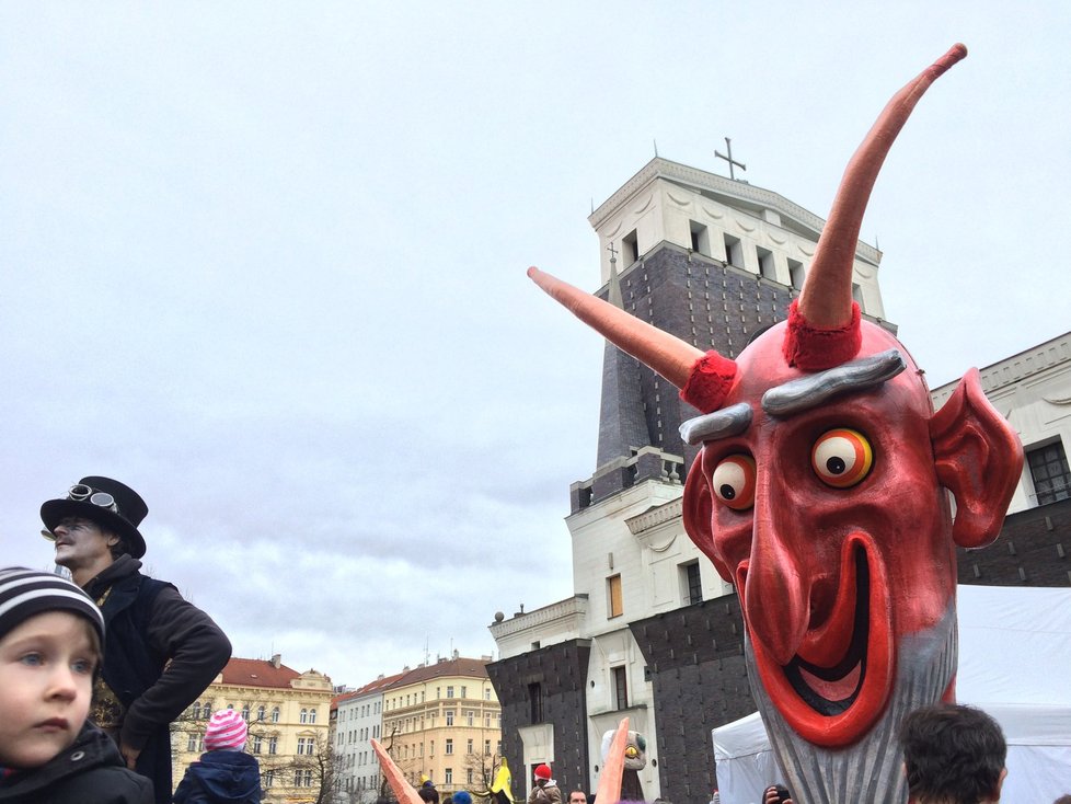 Stovky nejrůznějších masek prošly pražským Žižkovem. Na radnici je čekaly jitrnice.