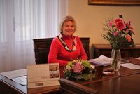 MDŽ na pražských radnicích: Která starostka dostala květinu? Kdo ze starostů rozdával růže?