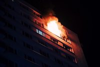 Oživování stařečka a evakuace desítek lidí! V Praze v noci shořel byt i ubytovna