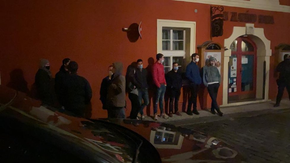 Policie v Praze zasahovala na nelegální party v tajně otevřeném klubu v centru Prahy.