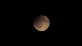 Polostínové zatmění Měsíce můžete pozorovat z pátku na sobotu v noci.