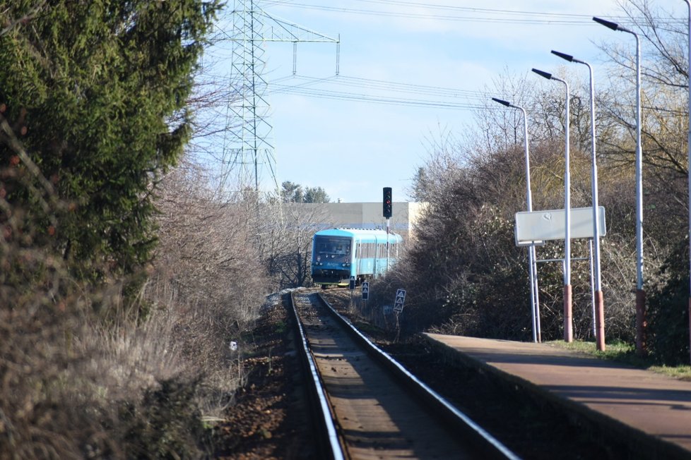 Vlak v Měšicích projel návěstidlo, řidiči pak projížděli přes přejezd na červenou.