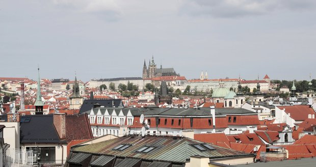 Byt s takovým výhledem si turisté mohou v Praze pronajmout.