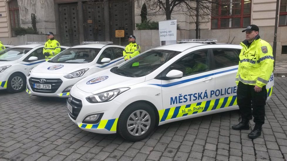 Strážníci by se mohli dočkat elektromobilů. V roce 2016 dostali od města nové vozy značky Hyundai s nízkou spotřebou paliva.