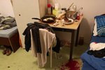 V ubytovně na Praze 3 našli pořezaného opilého muže.