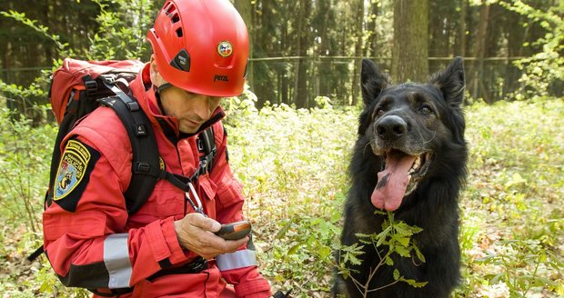 Strážník Michal Sitte a jeho pes Alex dostali ocenění od ředitele Městské policie Praha Eduarda Šustera.