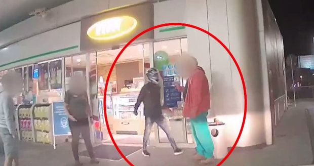 VIDEO: Šílené běsnění agresivního opilce! Napadal lidi na benzince, pak bez roušky vybuřoval na poliklinice