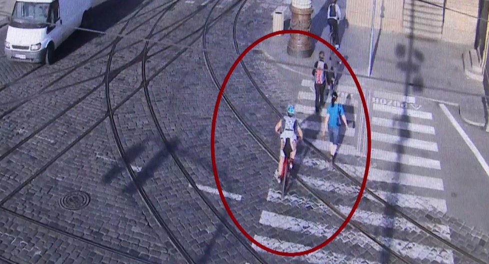 Muž jel ulicemi Prahy na kole, na krku mu visel čtyřletý syn.