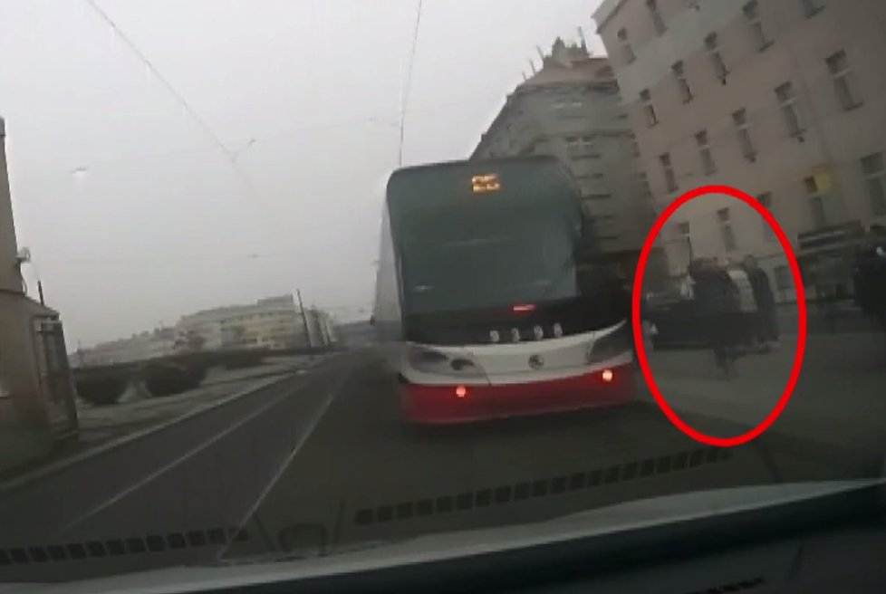 Pětiletá holčička cestovala sama tramvají, pomohli strážníci.