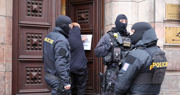 Policisté na Městském úřadě Černošice v Praze, 28. ledna 2026