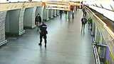 Policisté třikrát taserem pacifikovali opilého a zfetovaného agresora v pražském metru
