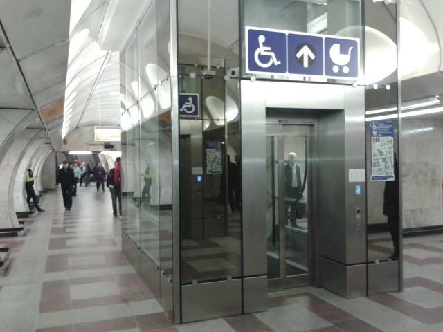 Stanice metra Anděl je konečně bezbariérová. Výtahy vedou do hloubky 30 metrů, spojuje je chodba.