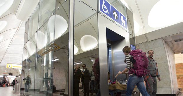 Anděl bez bariér. Nové výtahy stanice metra spojuje 80metrová chodba