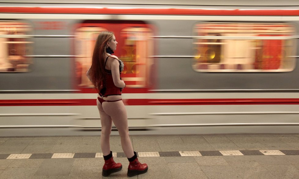 Metro obsadili naháči! Do každoroční akce Jízda metrem bez kalhot se zapojily desítky lidí.