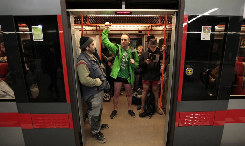 Metro obsadili naháči! Do každoroční akce Jízda metrem bez kalhot se zapojily desítky lidí.
