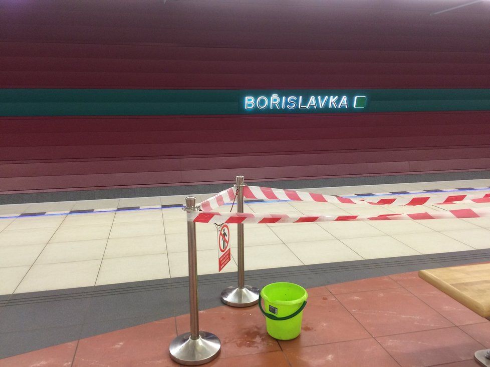 Voda kapala do kyblíků i v nové stanici Bořislavka.