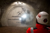 „Déčko“ z Pankráce na Olbrachtovu: Dělníci prorazili poslední metry tunelu