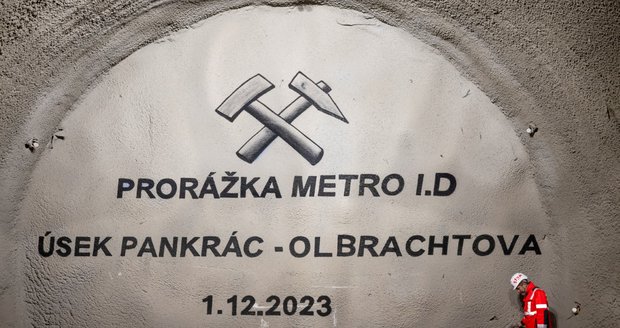 Prorážka na stavbě prvního úseku metra D z mezistaničního tunelu do budoucí stanice Olbrachtova, 1. prosince 2023, Praha.