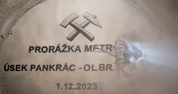 Prorážka na stavbě prvního úseku metra D z mezistaničního tunelu do budoucí stanice Olbrachtova, 1. prosince 2023, Praha.