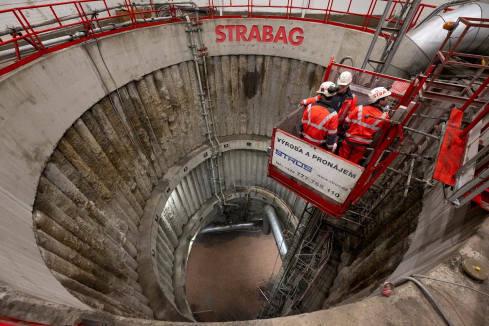 Prorážka na stavbě prvního úseku metra D z mezistaničního tunelu do budoucí stanice Olbrachtova, 1. prosince 2023, Praha.