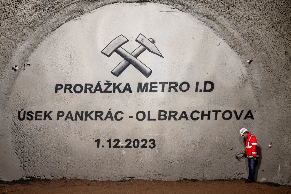Prorážka na stavbě prvního úseku metra D z mezistaničního tunelu do budoucí stanice Olbrachtova, 1. prosince 2023, Praha.