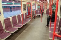 Pražané, pozor! Výluka na „áčku“, metro kvůli opravě nepojede mezi Dejvickou a Můstkem