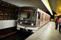 Komplikace na „céčku“: Metro kvůli opravám opět nepojede mezi Vltavskou a hlavákem