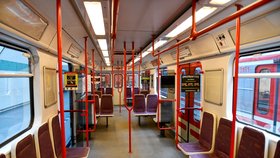 Novinka v pražském metru: Dopravní podnik otočí jednotlivé sedačky ve vlacích metra bokem ke směru jízdy