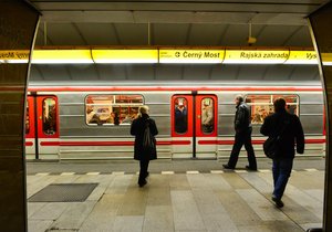 V pražském metru budou od středy kvůli nižšímu počtu cestujících prodlouženy ve špičkách intervaly. Stane se tak v řádu od 10 do 40 sekund.