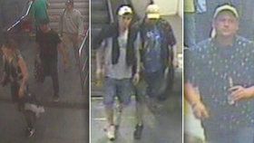 Čtveřice mužů a jedna žena na Hradčanské na osm minut zdrželi metro a postříkali ho sprejem.