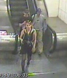 Čtveřice mužů a jedna žena na Hradčanské na osm minut zdrželi metro a postříkali ho sprejem.
