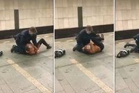 „Pusťte mě!“ Revizor v metru klečel na ležící ženě, neměla jízdenku. Byla konfliktní, brání se DPP