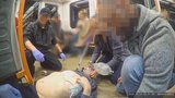 Stařeček zkolaboval v pražském metru! Oživovali ho cestující - strážník, kardioložka a policista