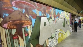 Takto vypadaly provizorní zástěny v metru poté, co je pomalovali streetartoví umělci. Lidem se to líbilo, a dopravní podnik proto chystá trvalá umělecká díla.