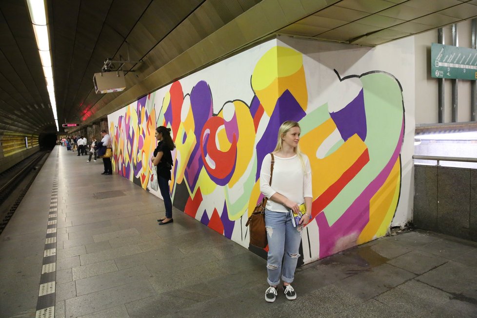 Umělec Pasta Oner s kolegy tvořili díla v metru dvě noci.