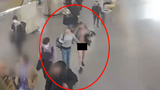 Naháč se producíroval pražským metrem, při oblékání spadl ze schodů! „Neosahávej mě,“ křičel na strážníka