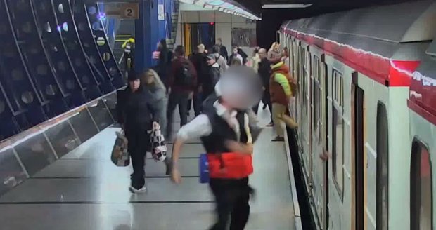 Dva muži se mlátili celou cestu metrem, jeden druhého pobodal.