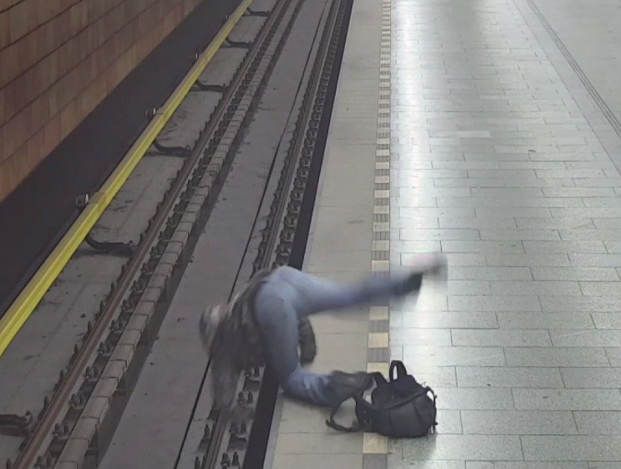 Video zachytilo, jak muž strčil na Opatově druhého pod vlak.