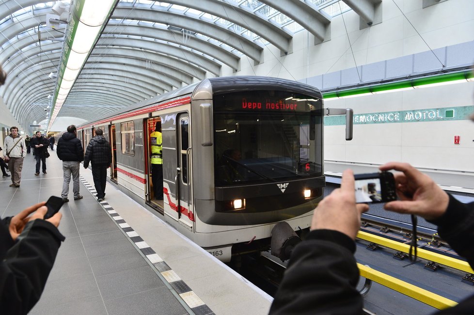 Sláva v pražském metru: Otevření nově prodloužené linky A.