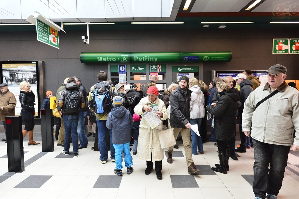 Sláva v pražském metru: Otevření nově prodloužené linky A