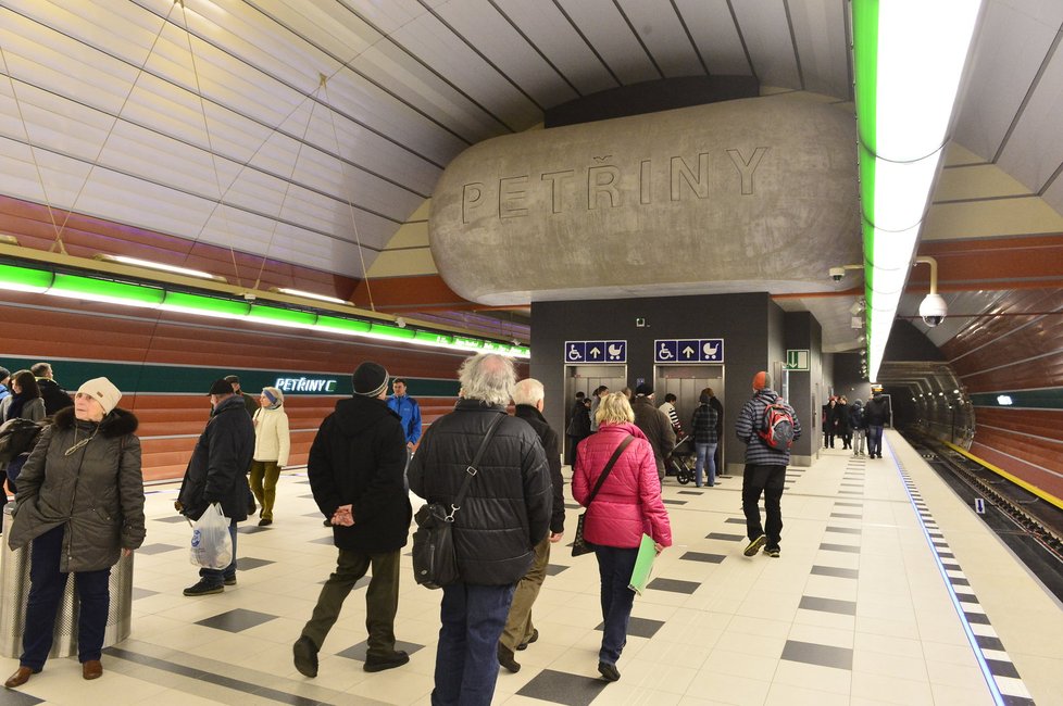 Od slavnostního otevření prodloužené části trasy A metra uběhlo dva a půl roku, teď se zvažuje další prodlužování.