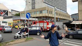 Metro C stojí kvůli pádu osoby do kolejiště.