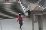 Útočnice dala ženě v metru pěstí.
