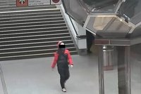 Surové napadení v metru: Útočnice dala ženě pěstí kvůli špatně nasazené roušce, policii se přiznala