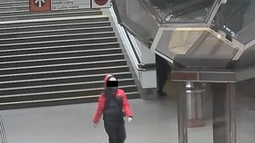 Surové napadení v metru: Útočnice dala ženě pěstí kvůli špatně nasazené roušce, policii se přiznala
